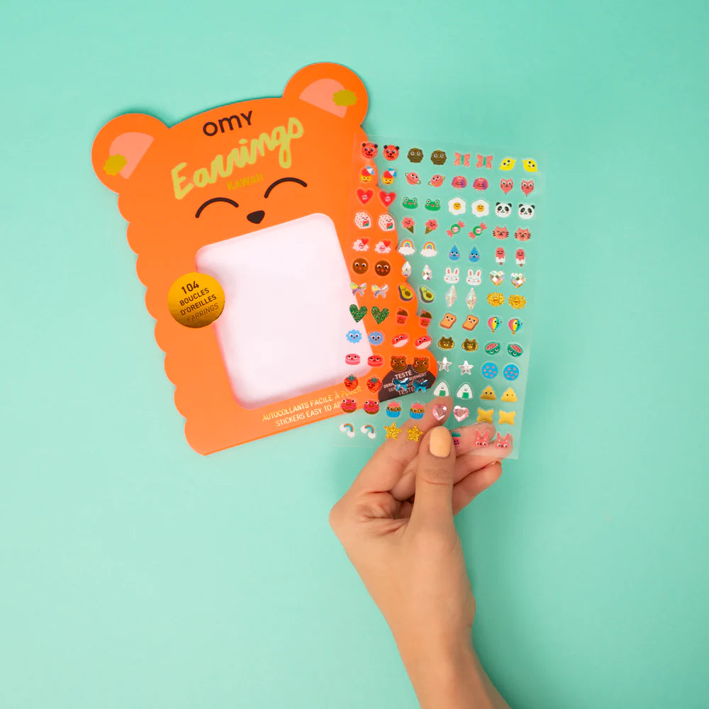 Boucles d'oreilles autocollantes pour enfants. Collection Kawaii! Découvrez les petites pepites colorées de OMY chez Bathroom Graffiti.