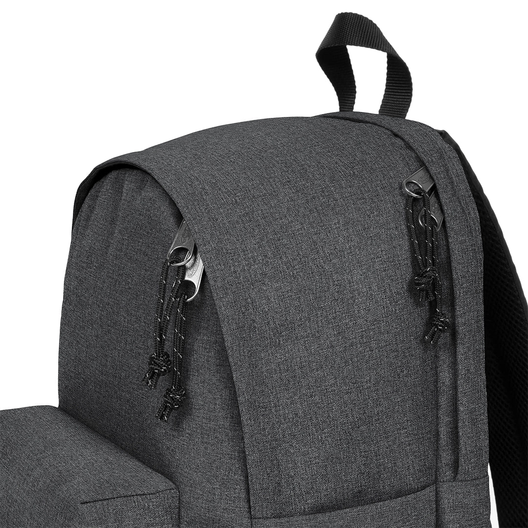 Sac à dos Eastpak Day Office Black Denim, gros plans sur les fermetures
