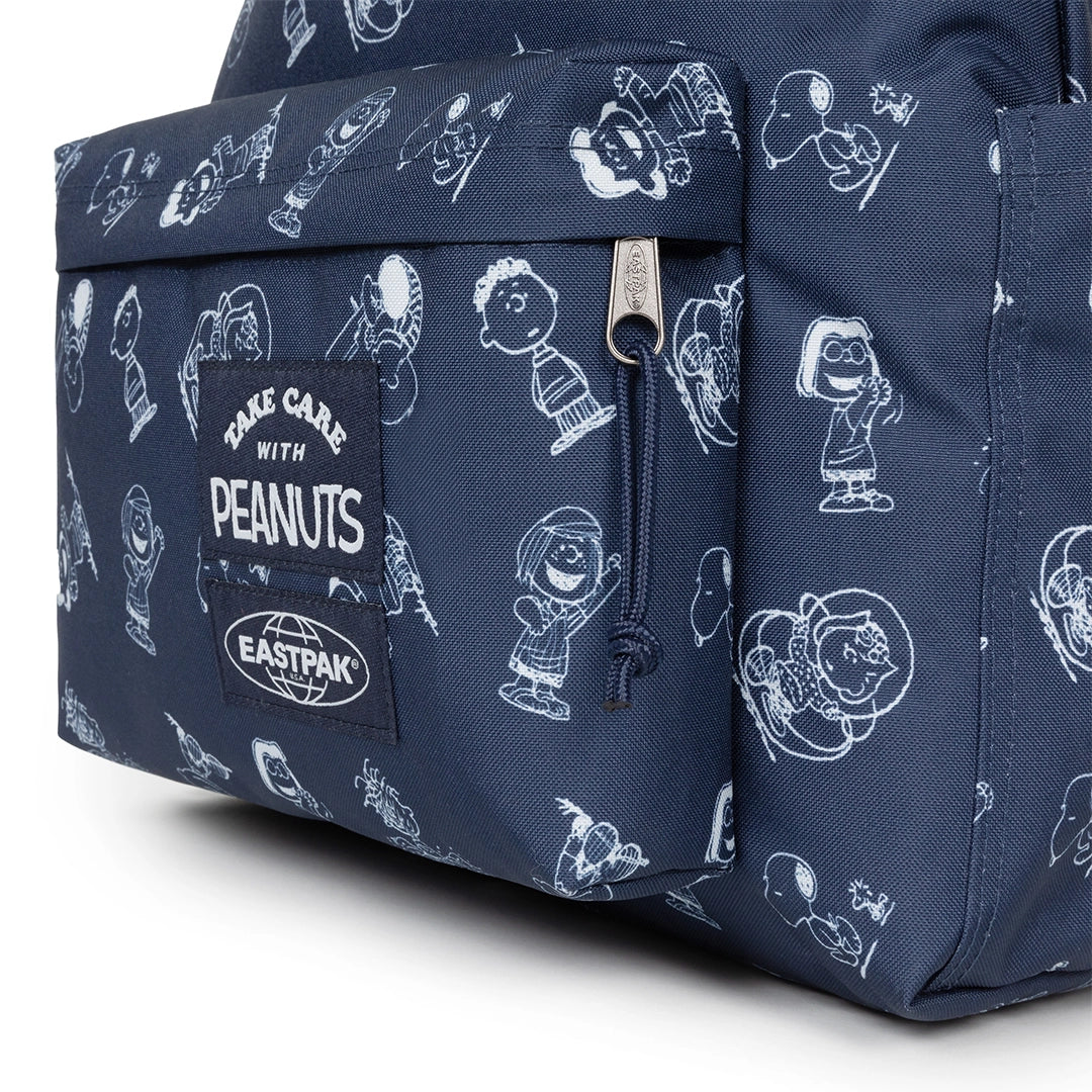 Sac à dos Eastpak Day Pak'R Peanuts Navy, gros plan sur la poche avant
