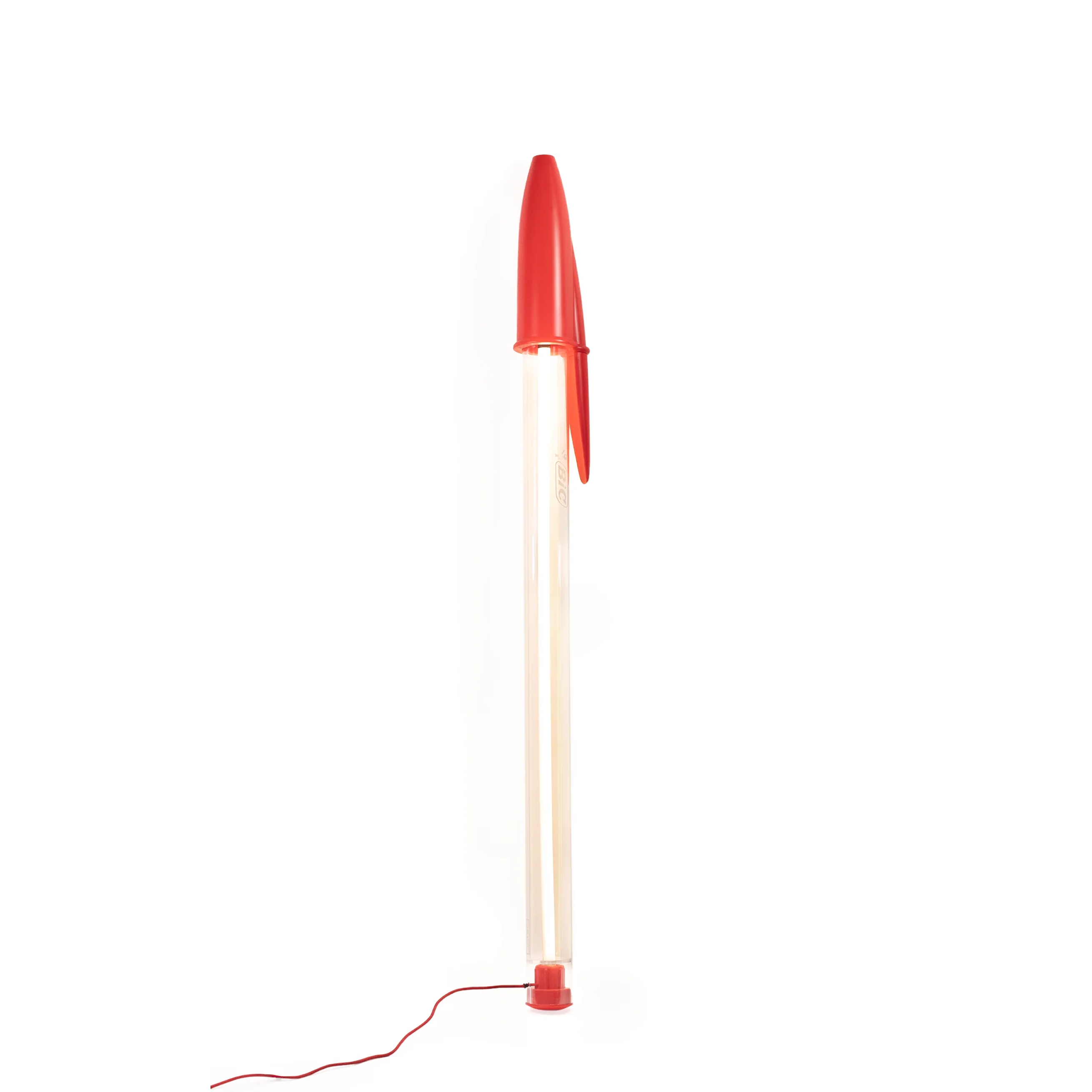 Lampe LED en forme de stylo BIC rouge.