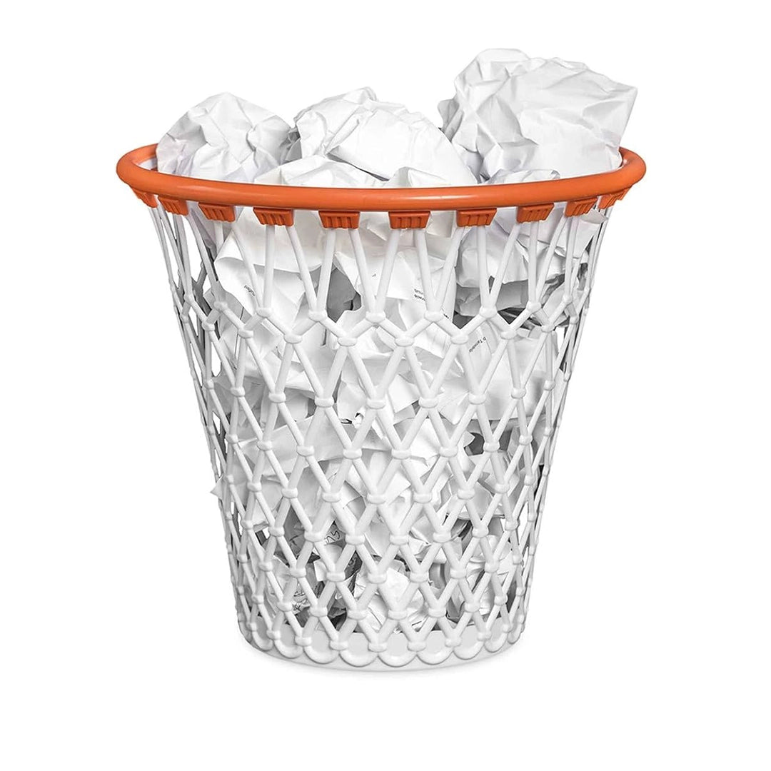 Corbeille à papier en forme de panier de basketball remplie de papier froissé