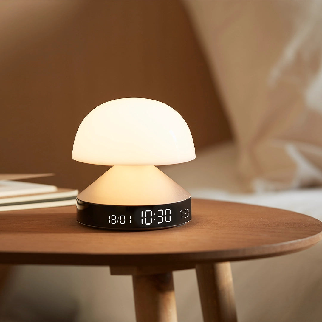 Reveil Mina Sunrise Gold de Lexon - Visuel Lifestyle, table de chevet