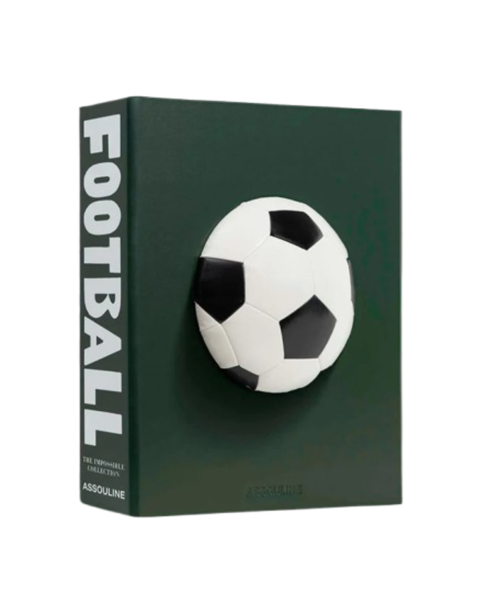 Livre Football: The Impossible Collection d'Assouline, 100 moments culturellement décisifs du football mondial signés Rory Smith, de Pelé à Messi en passant par Zidane.