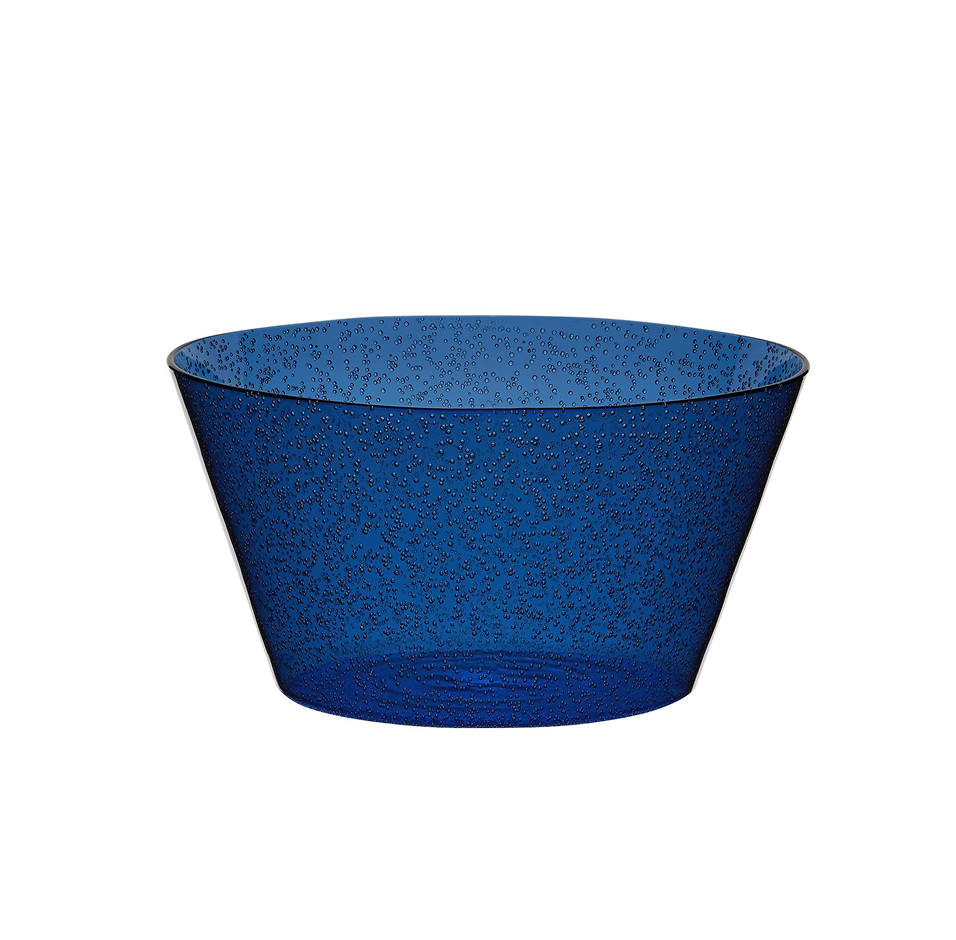 Saladier en méthacrylate couleur bleu foncé, au design translucide et lumineux.