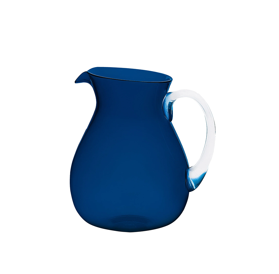 Carafe en plastique transparent teinté bleu profond, avec une anse fine et arrondie.