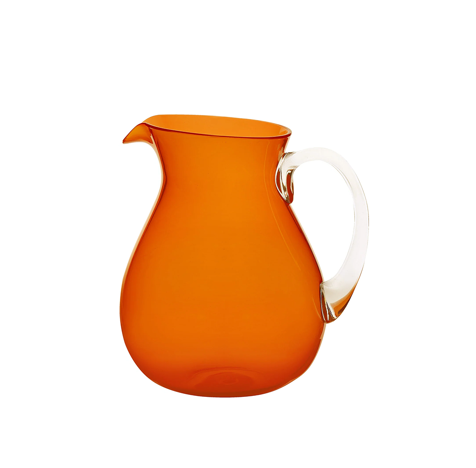 Carafe en plastique transparent de couleur orange, avec une anse fine et arrondie.