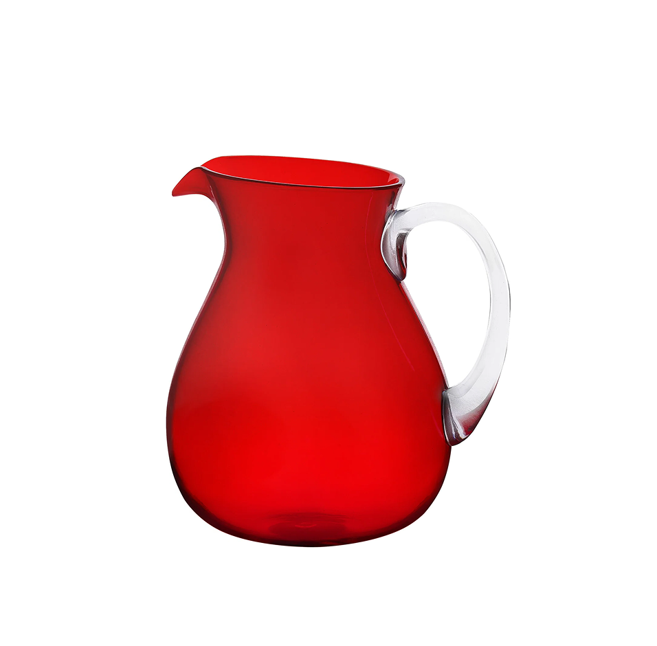 Carafe en plastique transparent de couleur rouge, avec une anse fine et arrondie.