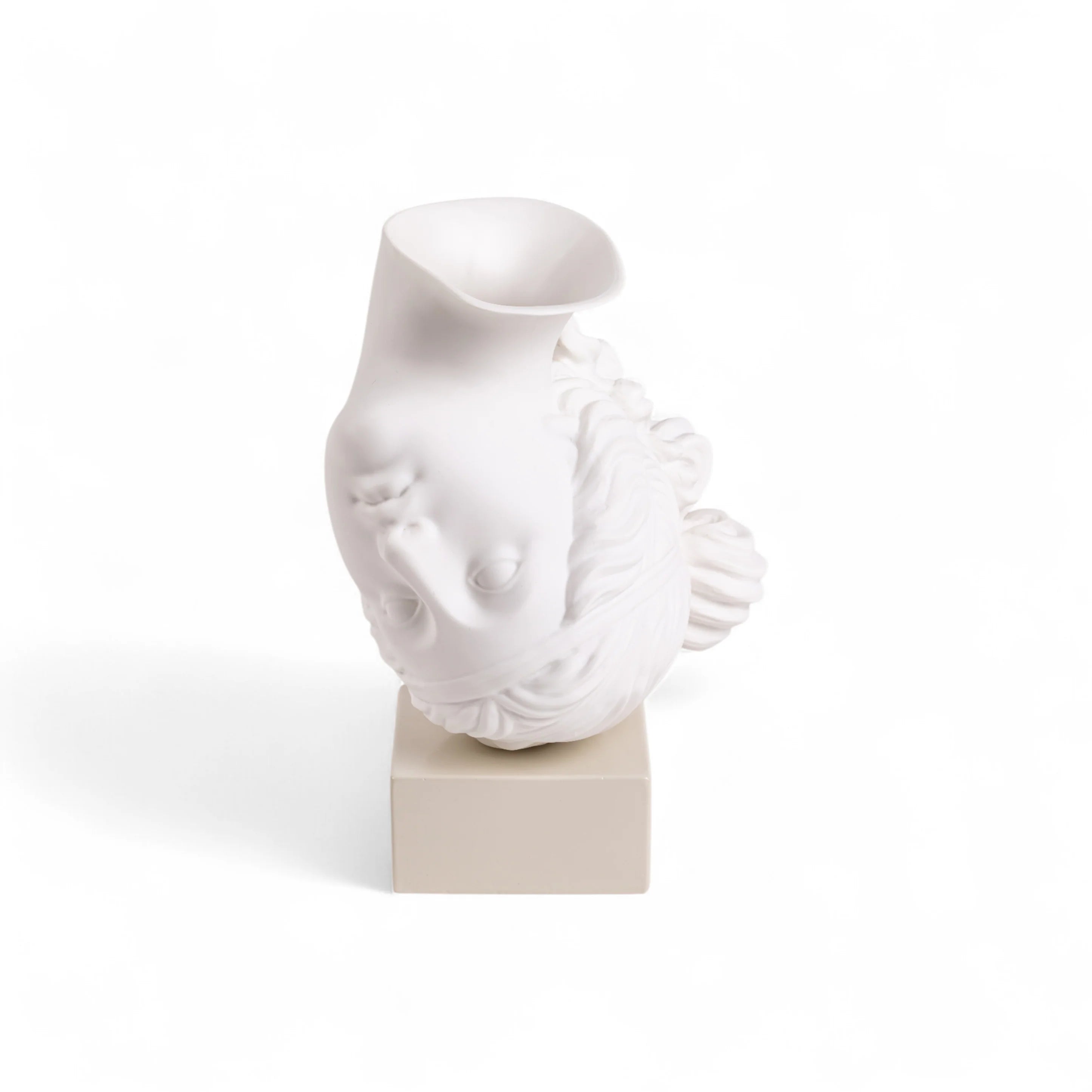 Un vase original en forme de tête renversée, signé Marcantonio pour Seletti. Une pièce design pleine de poésie qui sublimera vos bouquets.