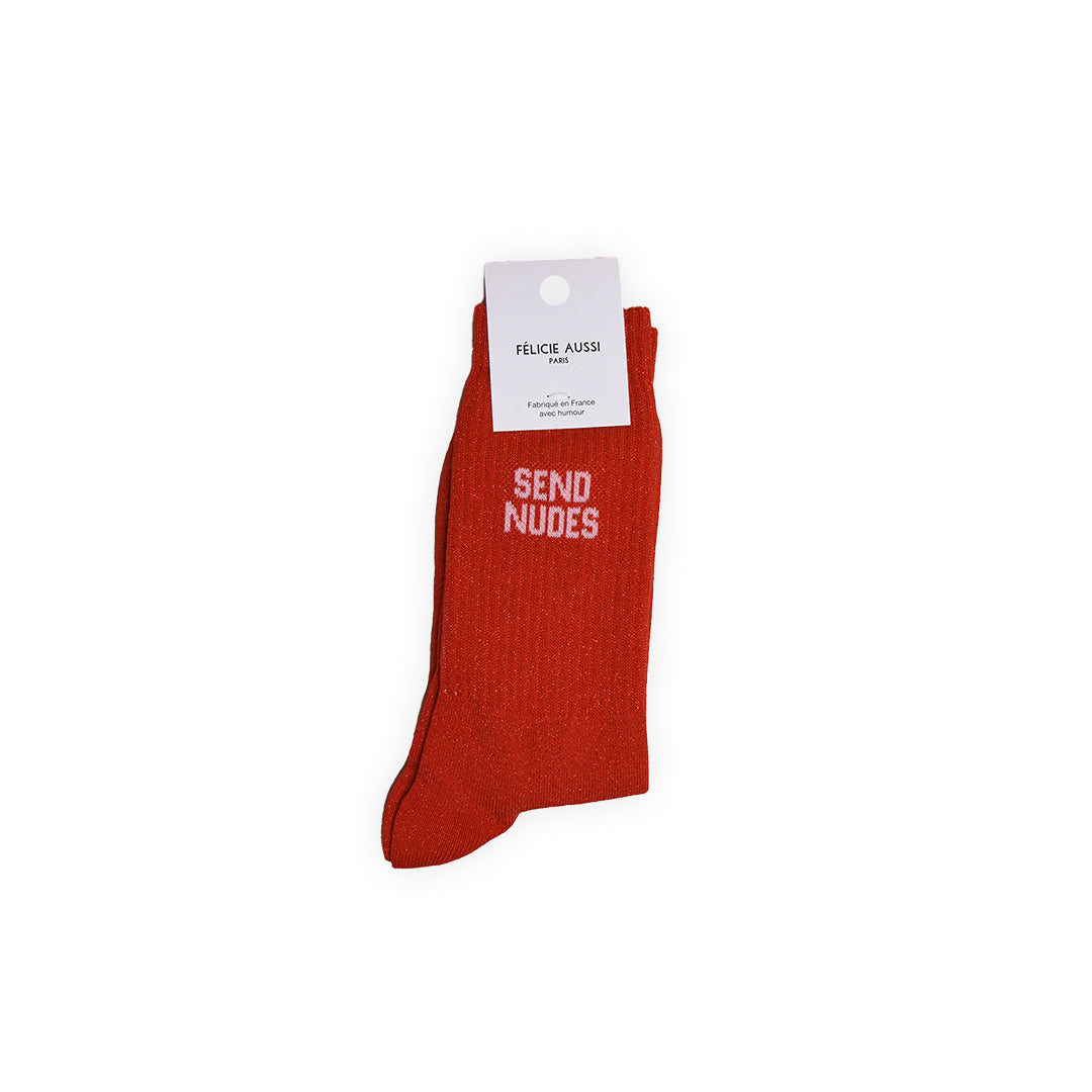 Paire de chaussettes à paillette couleur rouge avec lettrage blanc : "Send Nudes"