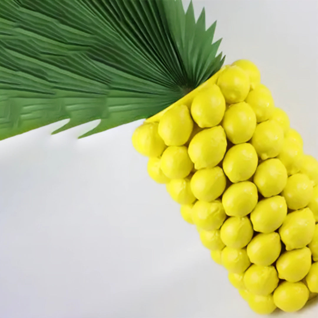 Vase Limone en céramique jaune avec un design citron en relief. Parfait pour sublimer vos fleurs préférées ou comme objet décoratif unique.