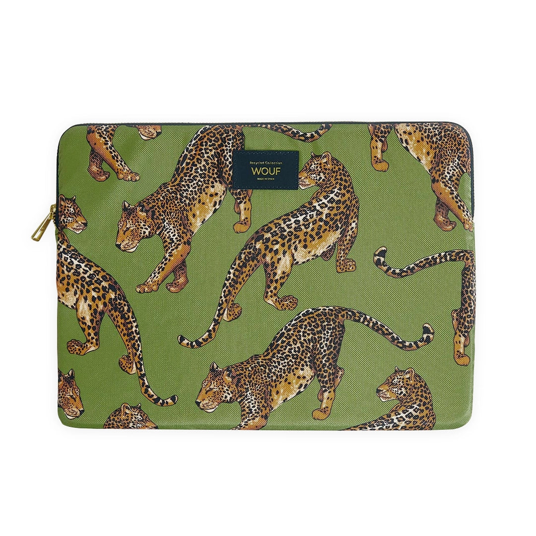 Housse d'ordinateur Olive Leopard de Wouf avec des motifs de léopards sur un fond vert olive