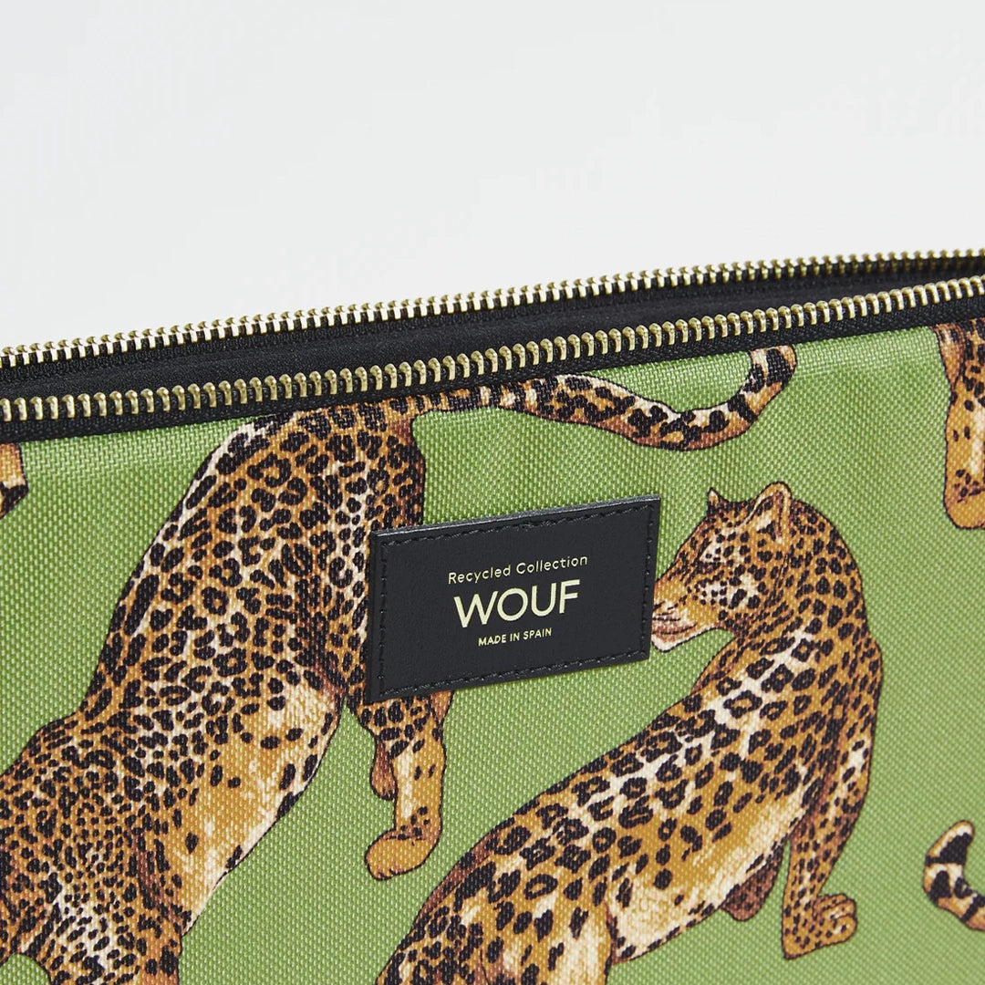 Étiquette en cuir recyclé de la housse d'ordinateur Olive Leopard de Wouf avec des motifs de léopards sur un fond vert olive