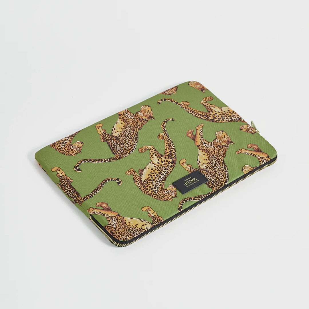 Housse d'ordinateur Olive Leopard de Wouf posée à plat avec des motifs de léopards sur un fond vert olive