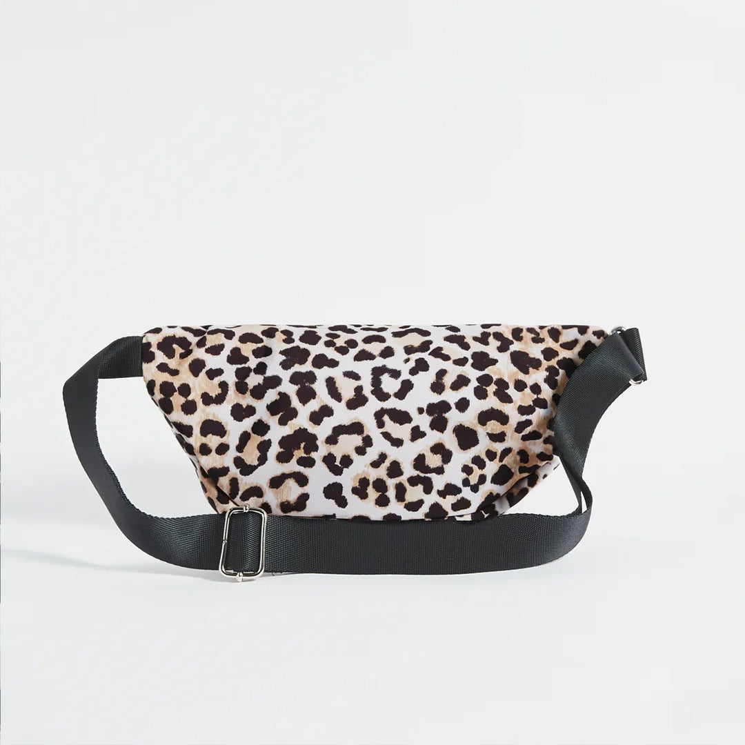 Vue arrière du sac banane WOUF avec l'imprimé léopard et la sangle ajustable noire