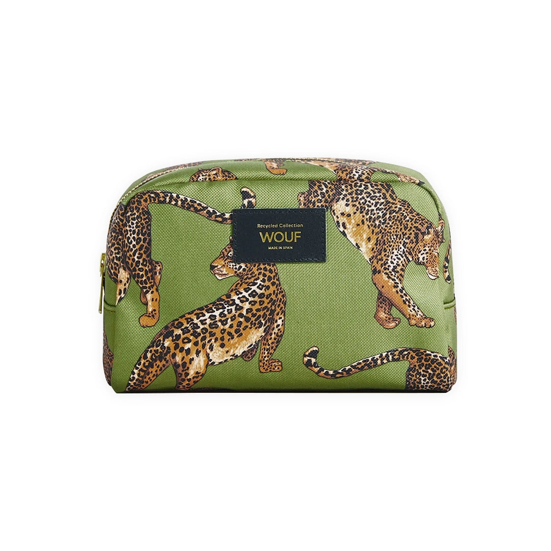 Vue de face de la trousse de toilette Olive Leopard de Wouf, mettant en valeur son motif léopard sur fond vert olive