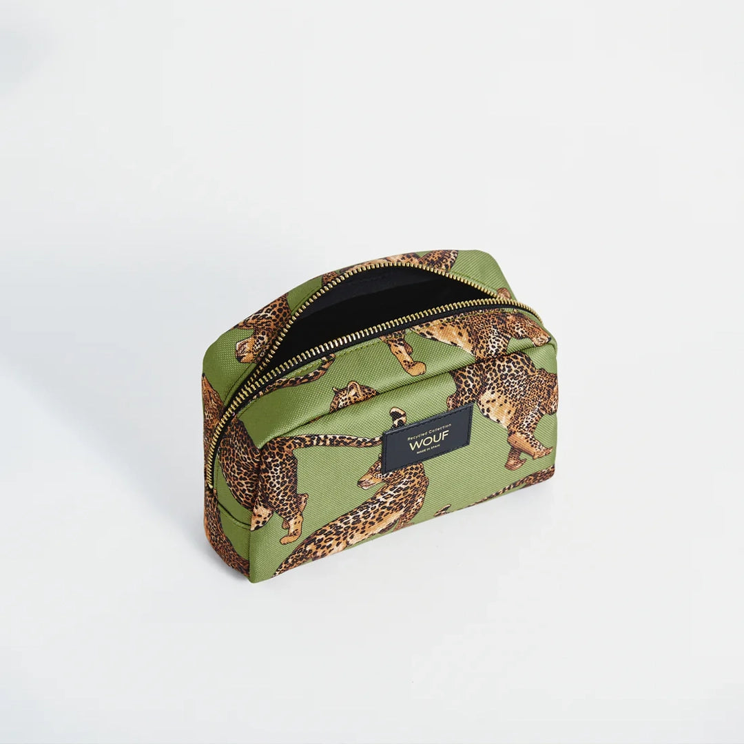 Vue de dessus de la trousse de toilette Olive Leopard de Wouf, ouverte pour montrer l'intérieur spacieux