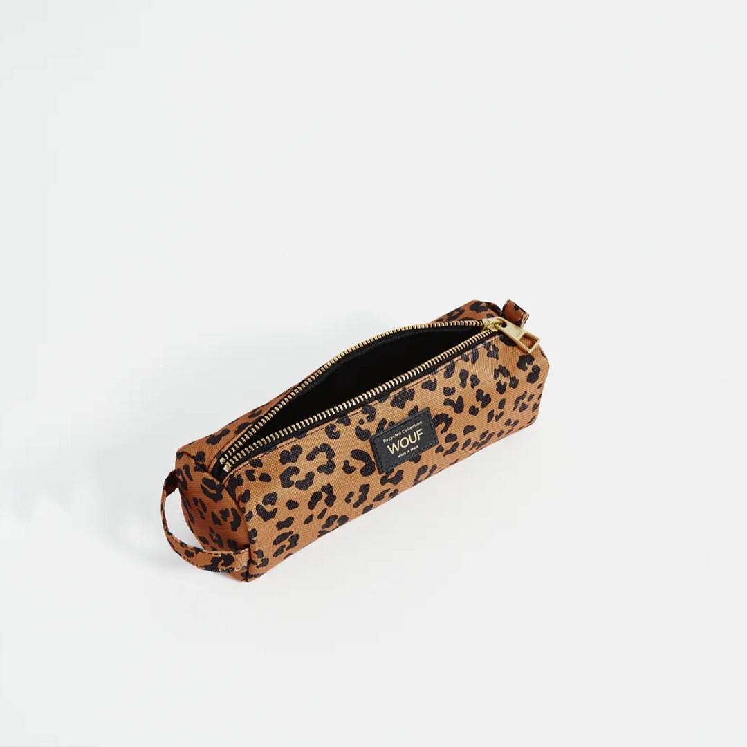 Vue en angle de la trousse WOUF avec la fermeture éclair partiellement ouverte, révélant l'intérieur noir et l'imprimé léopard