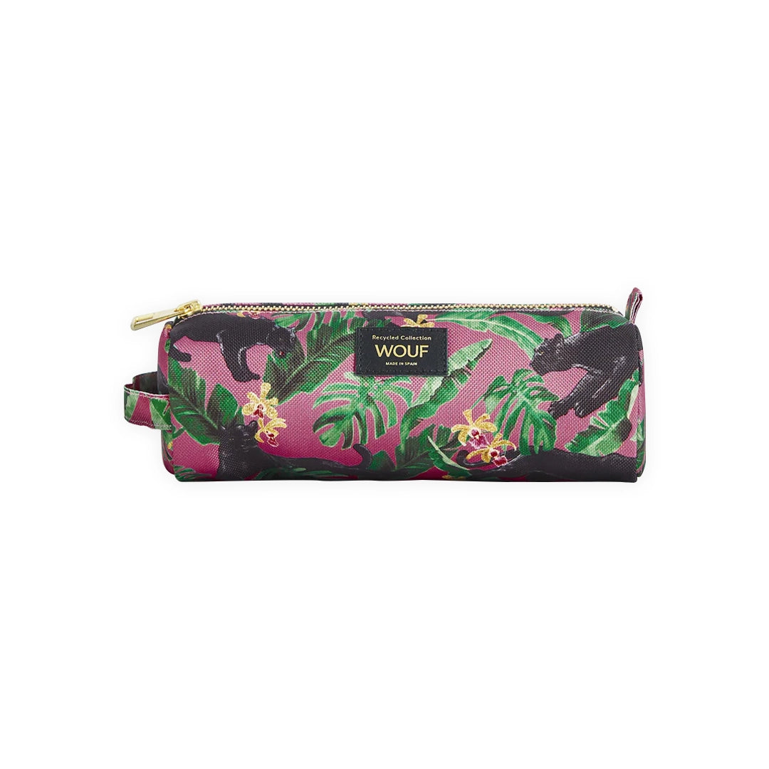 Vue de face de la trousse WOUF affichant l'imprimé tropical sur toute la surface et l'étiquette avec le logo au centre