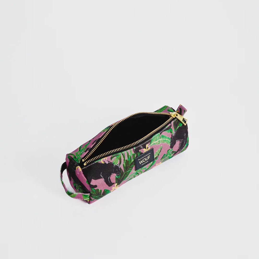 Vue en angle de la trousse WOUF avec la fermeture éclair partiellement ouverte, révélant l'intérieur noir et l'imprimé tropical