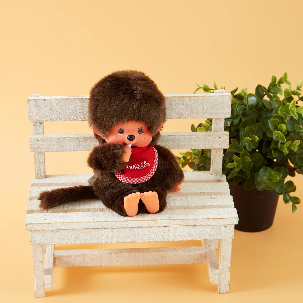 Peluche Monchhichi garçon bavoir rouge