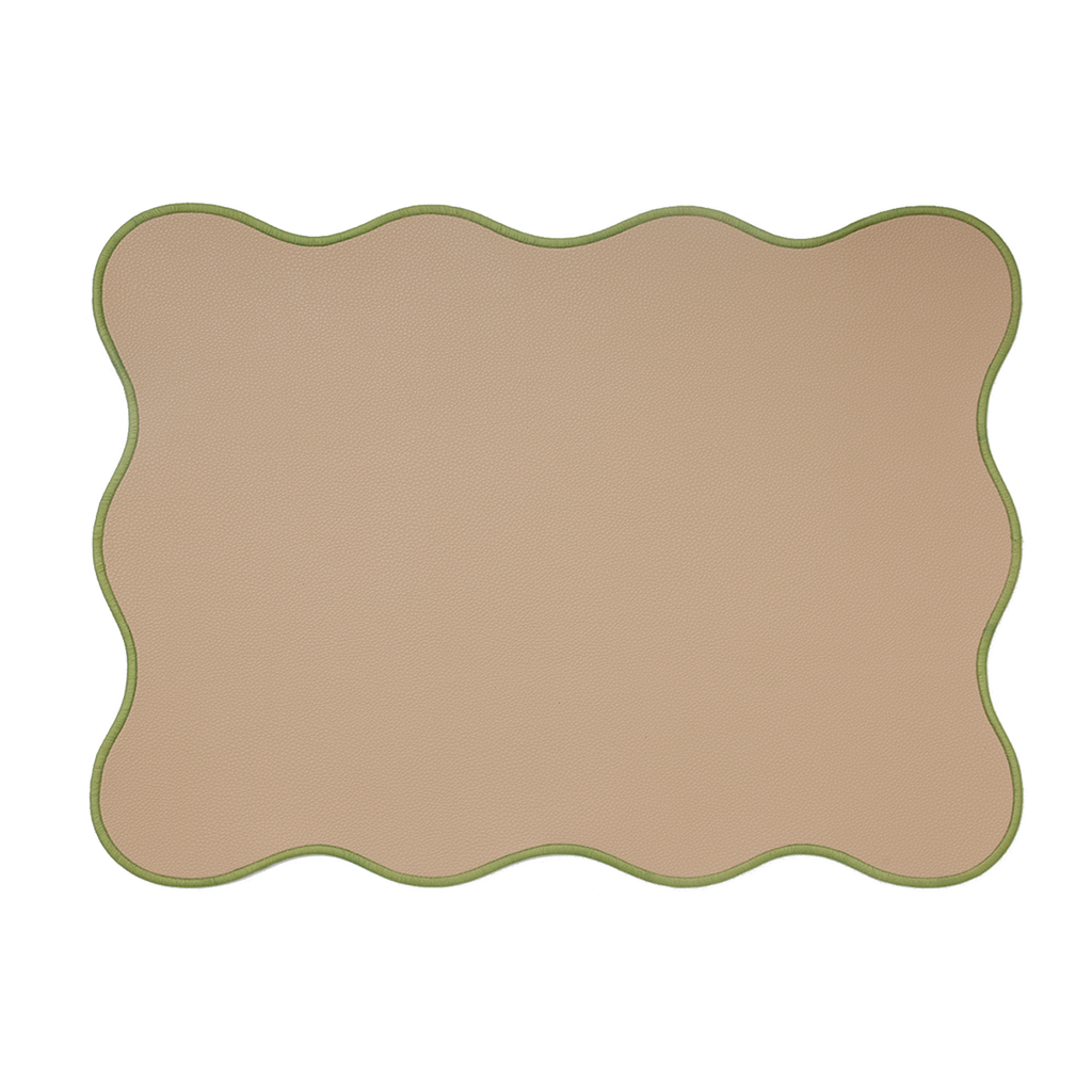 Set de table beige façon cuir aux bords ondulés avec une surpiqûre verte.