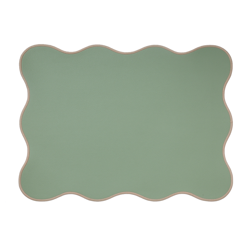 Set de table vert façon cuir aux bords ondulés avec une surpiqûre beige.