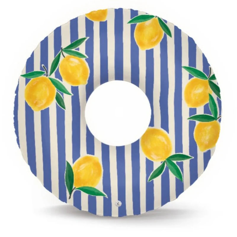 Bouée XL Amalfi de la marque The ice Fleet sur fonds rayés bleus et blancs avec citrons jaunes