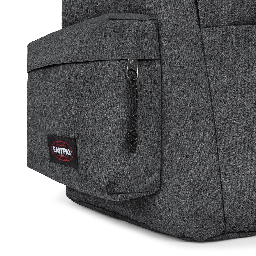 Sac à dos Eastpak Day Office Black Denim, gros plan sur la poche avant