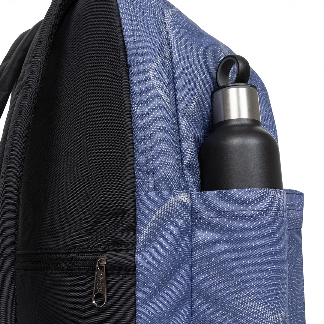 Sac à dos Eastpak Day Office Refleks Dots, gros plan sur la poche latérale contenant une gourde
