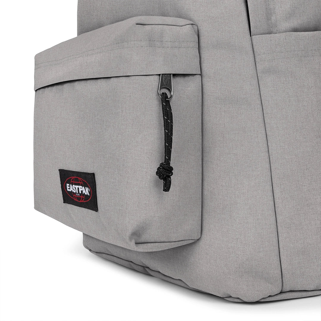 Sac à dos Eastpak Day Office Snow Grey, gros plan sur la poche avant