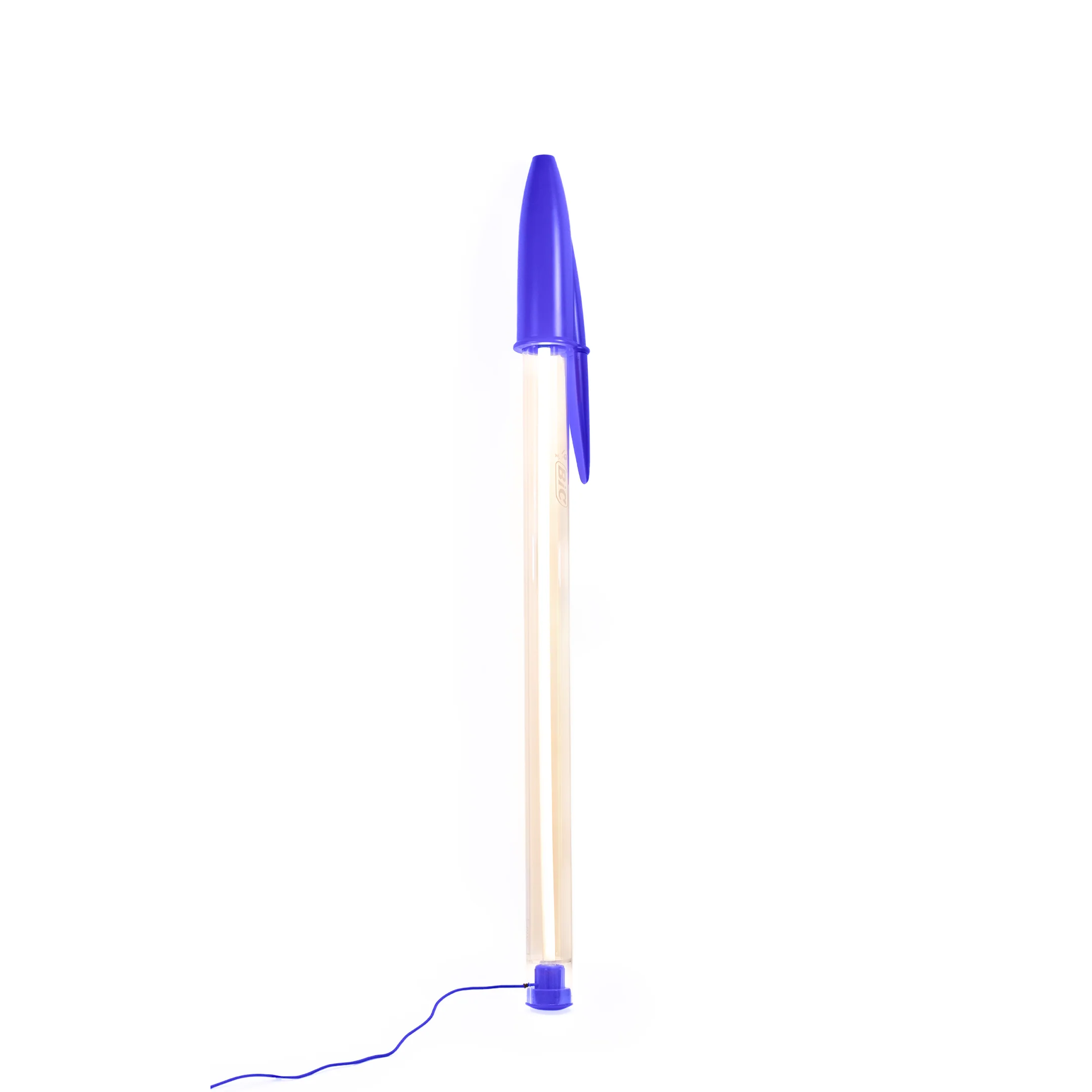 Lampe LED en forme de stylo BIC bleu.