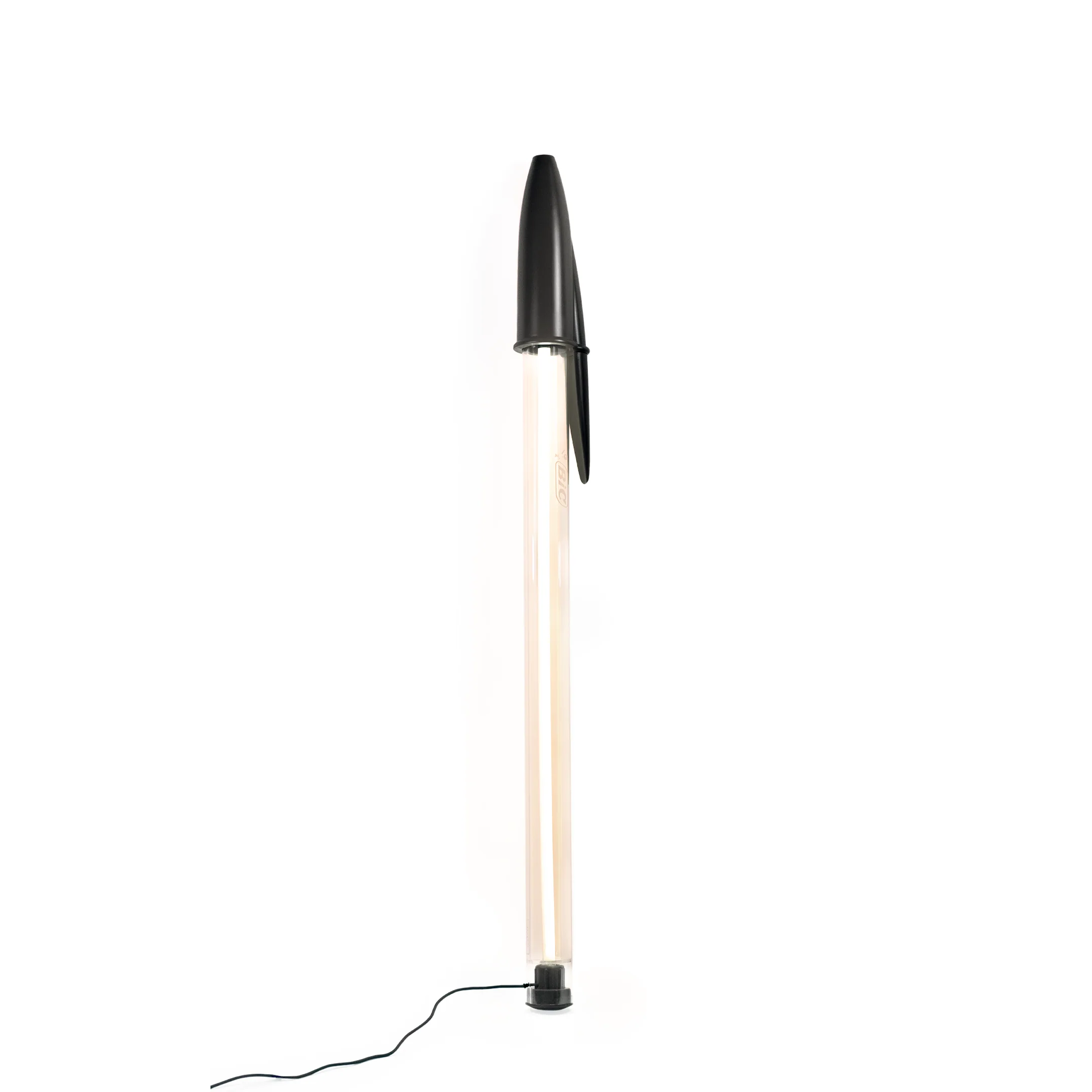 Lampe LED en forme de stylo BIC noir.