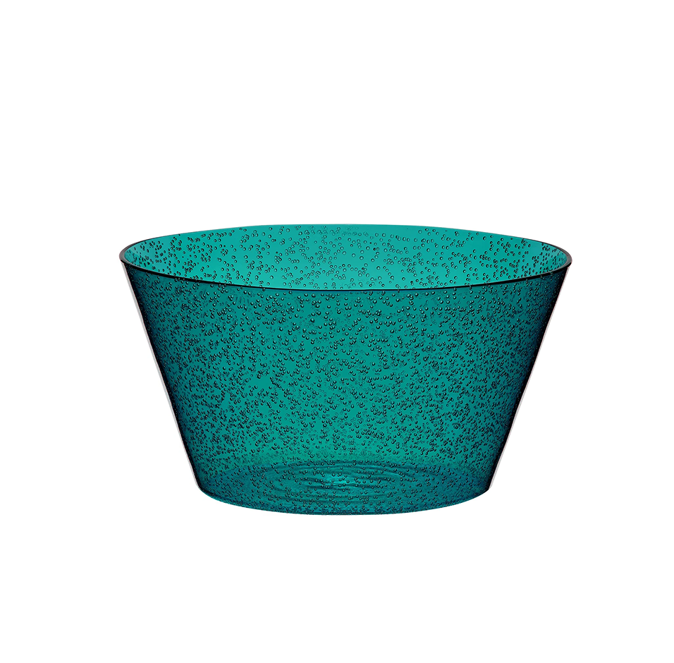 Saladier en méthacrylate couleur pétrole, au design translucide et lumineux.