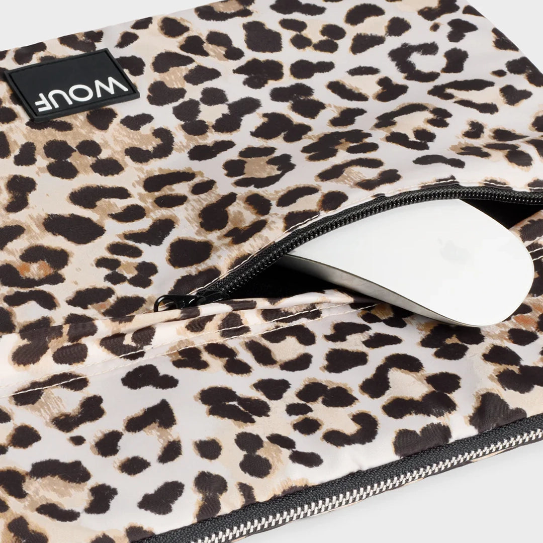 Poche extérieure zippée de la housse d'ordinateur Kim de Wouf, contenant une souris, avec un motif léopard