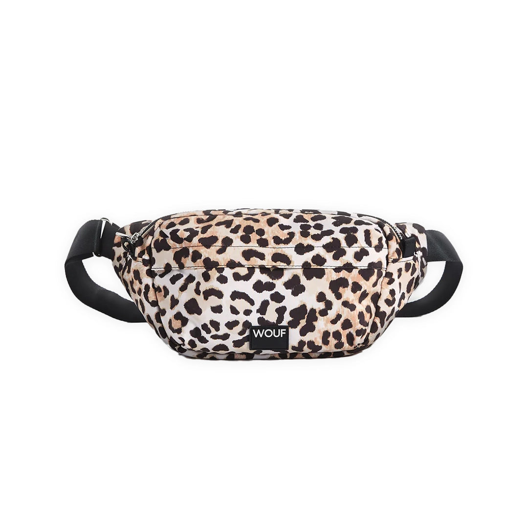 Vue de face du sac banane WOUF avec un imprimé léopard et une sangle ajustable noire