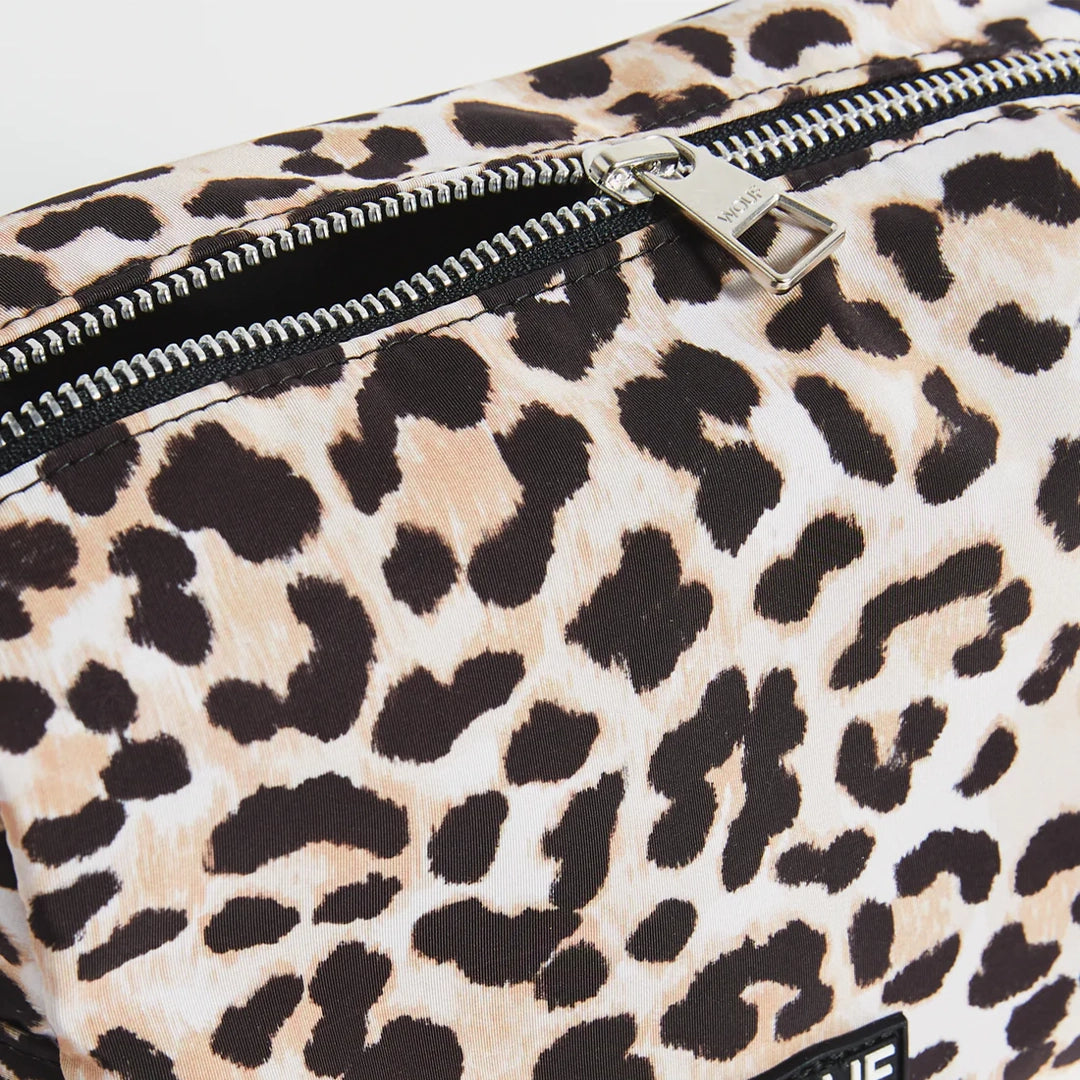 Gros plan sur le motif léopard de la trousse de toilette Kim par Wouf, avec la fermeture éclair YKK visible