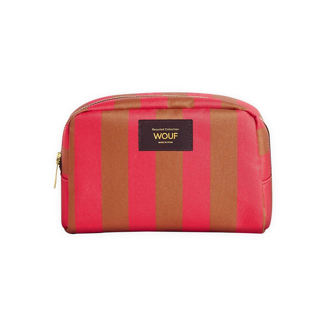 Vue de face de la trousse de toilette Pat de Wouf, avec des rayures verticales rouges et marron