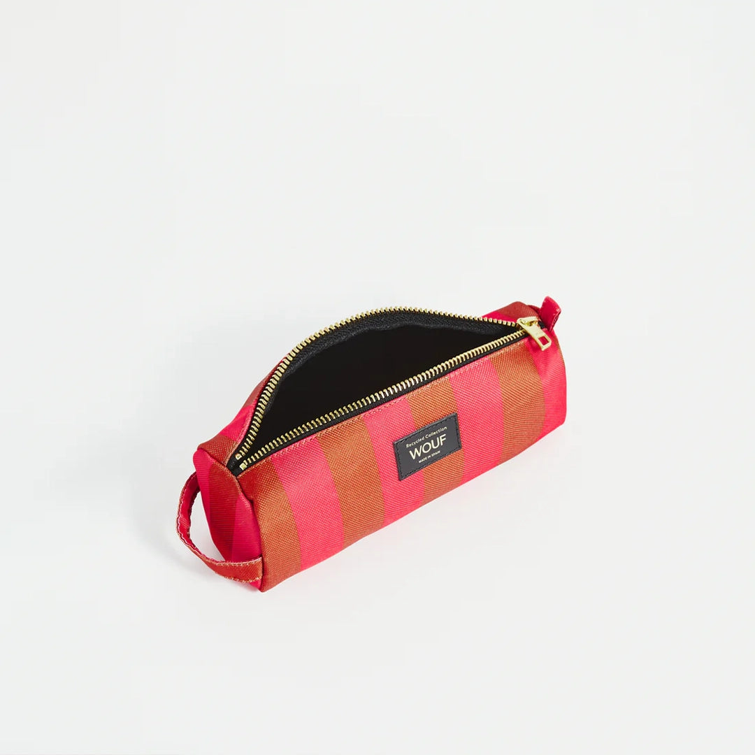 Vue en angle de la trousse WOUF avec la fermeture éclair partiellement ouverte, révélant l'intérieur noir et l'imprimé rayé rouge et brun