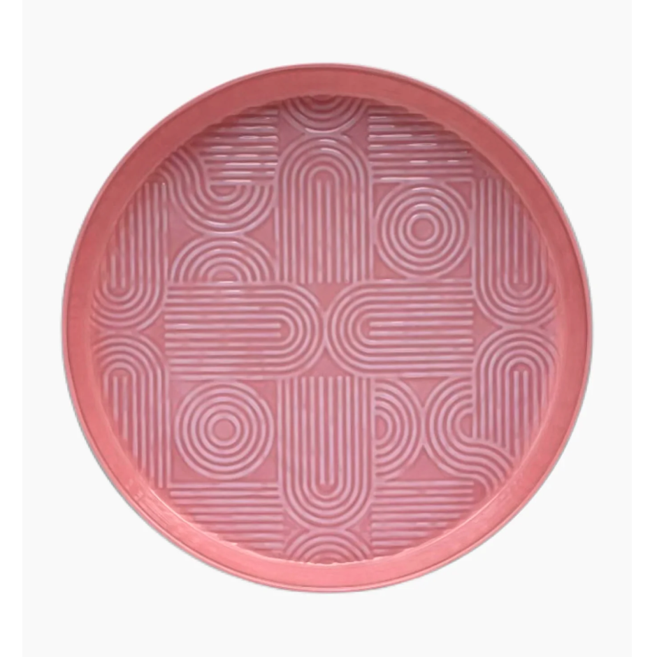 Plateau Molitor rond en coloris rose pale, au design simple et moderne. Sa surface présente des motifs géométriques en relief qui ajoutent une touche graphique discrète. Pratique, il possède un rebord pour une bonne prise en main et un usage au quotidien.