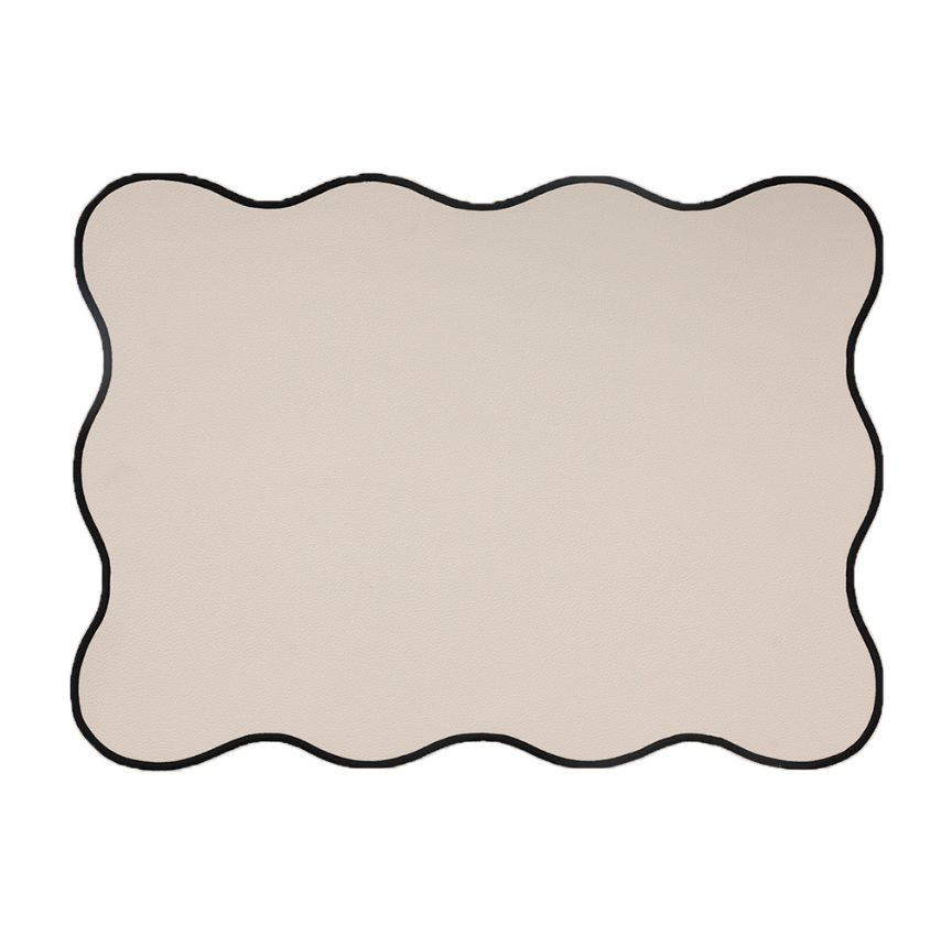 Set de table beige façon cuir aux bords ondulés avec une surpiqûre noire.