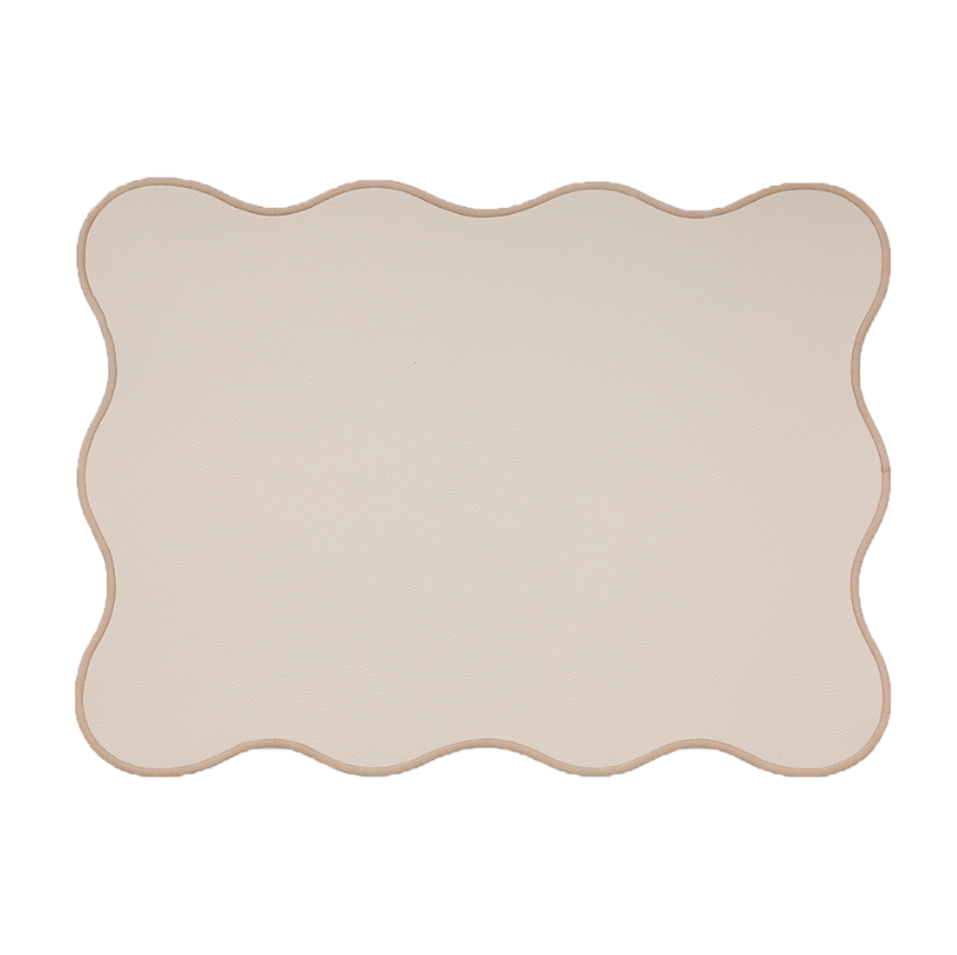 Set de table beige façon cuir aux bords ondulés avec une surpiqûre beige.