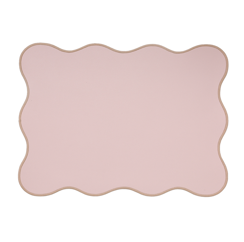 Set de table rose façon cuir aux bords ondulés avec une surpiqûre beige.